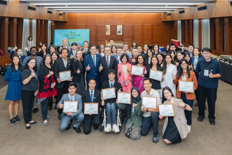 外交部政務次長陳明祺、「財團法人台灣海外援助發展聯盟（Taiwan AID）」理事長王金英、美國在台協會公共外交官員史佩靈（Jennifer Steffensen）與第三屆「非政府組織國際種子專業人才培訓計畫」學員及我國NGO代表等與會貴賓合影。