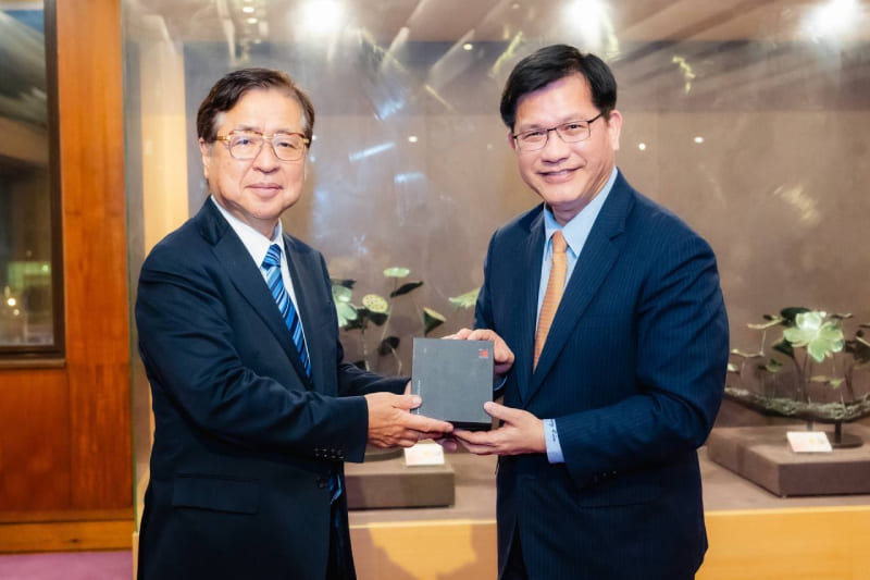 Minister Lin (right) presents a gift to delegation leader Executive Director Kanehara (left)
