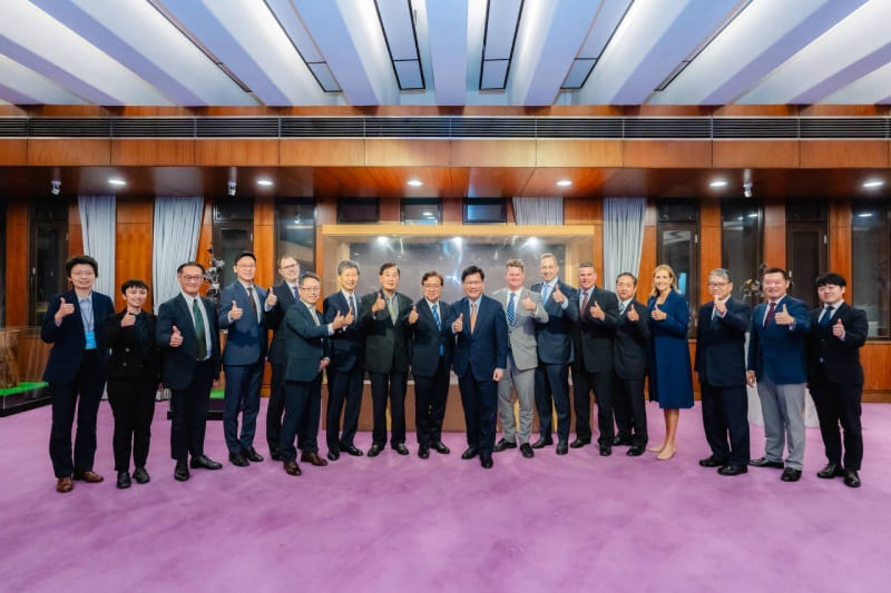 Minister Lin poses for a group photo with the delegation and other guests