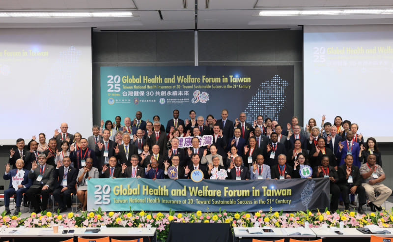 Minister of Health and Welfare Shih Chung-liang (front center) stands with participants at the 2025 Global Health and Welfare Forum in Taiwan, Nov. 17 in Taipei City. (Courtesy of MOHW)