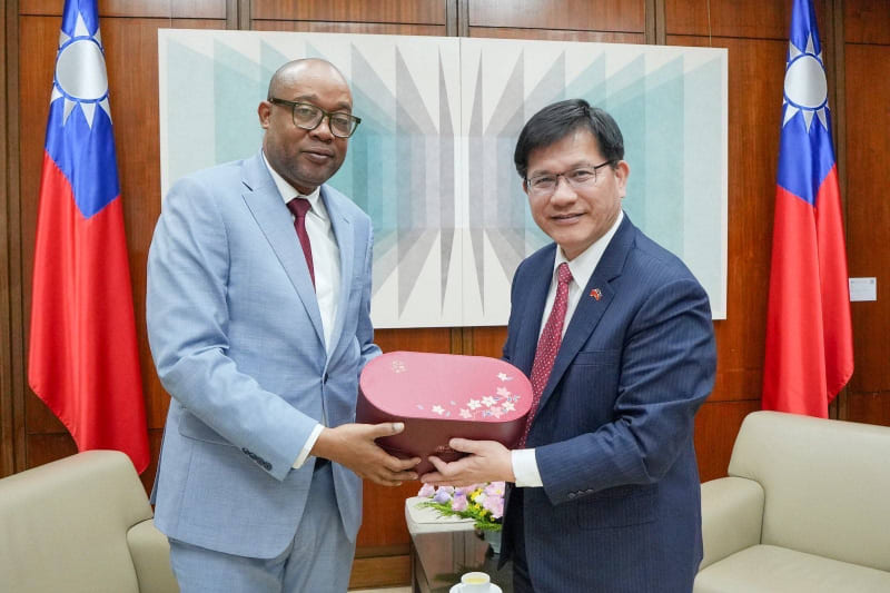 Minister Lin (right) and Minister Sinal (left) exchange gifts