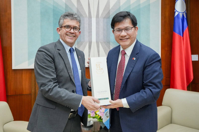 Minister Lin (right) and Minister Barnoya (left) exchange gifts
