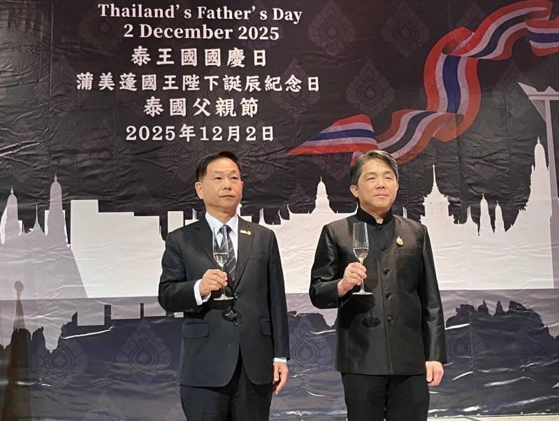 外交部常務次長葛葆萱與泰國貿易經濟辦事處處長暨泰國駐台代表文那隆（Narong Boonsatheanwong）共同向與會貴賓祝酒。