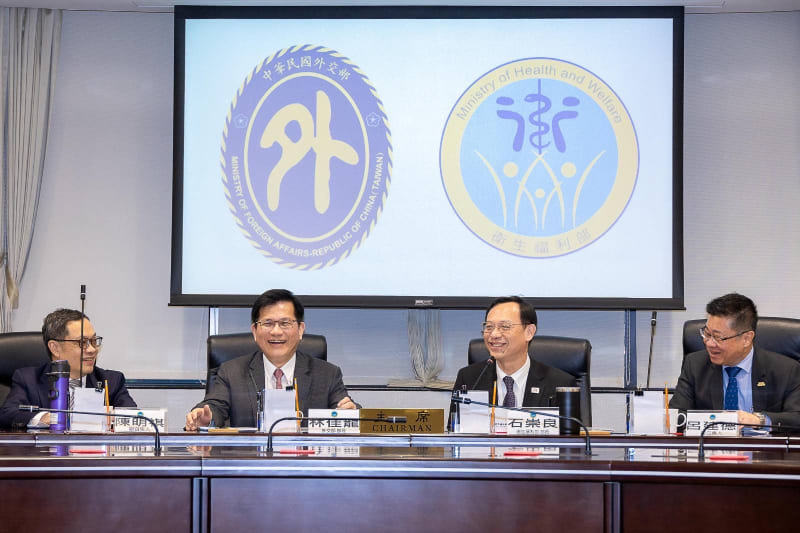 外交部與衛生福利部正副首長共同出席「醫療衛生外交諮詢小組」第二次會議。