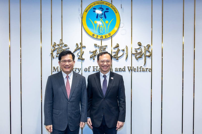 外交部長林佳龍（左）和衛生福利部長石崇良（右）共同主持「醫療衛生外交諮詢小組」第二次會議。