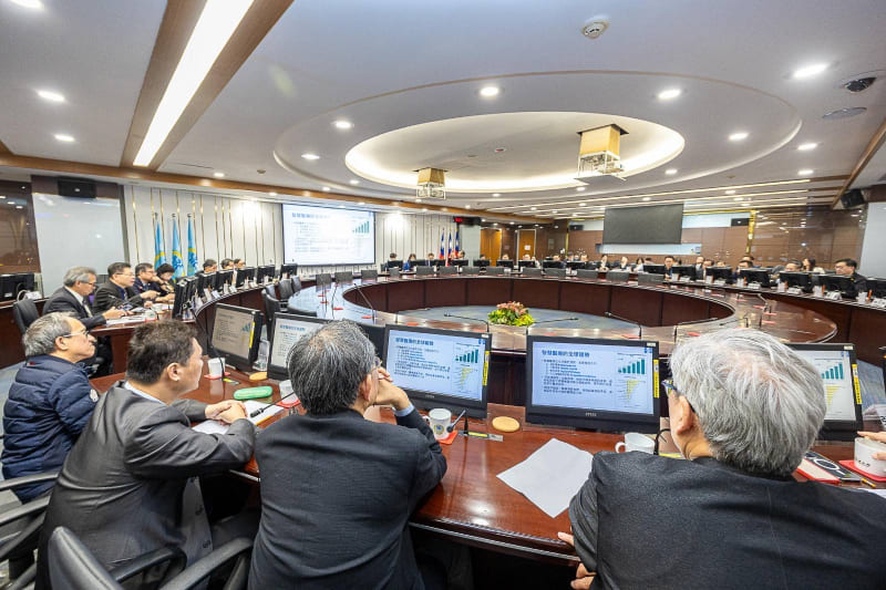 醫療衛生外交諮詢小組委員在會議上熱烈分享。