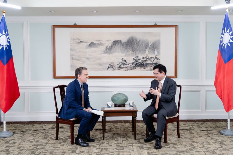 Foreign Minister Lin Chia-lung (right) discusses Taiwan-U.S. ties and the recent escalation in tension between China and Japan with Stephen Engle of Bloomberg Television Dec. 2 in Taipei City. (MOFA)