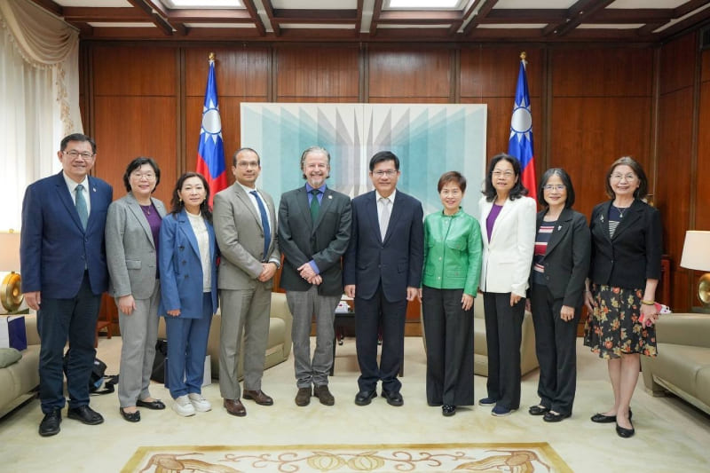 外交部長林佳龍與「國際護理協會」訪團一行及「台灣護理學會」幹部合影。（左起：外交部NGO國際事務會執行長江振瑋、TWNA副理事長范君瑜、TWNA副理事長暨ICN理事陳靜敏、ICN全球活動暨會員發展負責人Italo Goyzueta、ICN執行長Howard Catton、外交部長林佳龍、TWNA理事長廖美南、TWNA監事暨ICN前第三副理事長黃璉華、TWNA秘書長陳淑芬、TWNA組長莊子嫻）。