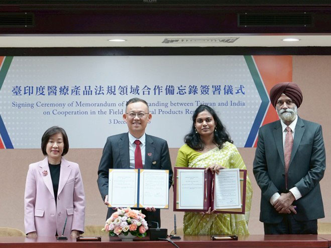 Taiwan Rep. to India Chen Mu-min (second left) and an India Taipei Association representative display an MOU on pharmaceutical product regulation cooperation Dec. 3 in Taipei City. (Courtesy of Ministry of Economic Affairs)