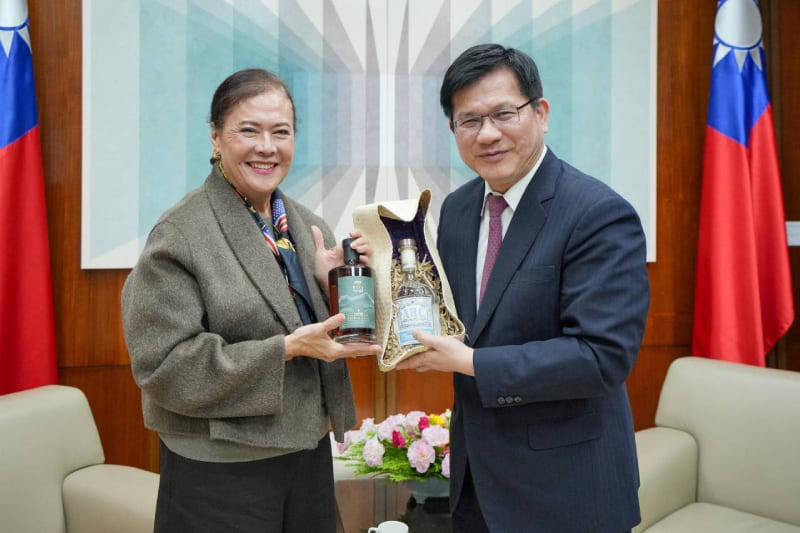 外交部長林佳龍與新任主席暨駐台代表彭科蓉（Corazon A. Padiernos）互贈對方包含台、菲意象的禮品，象徵兩國友好情誼。