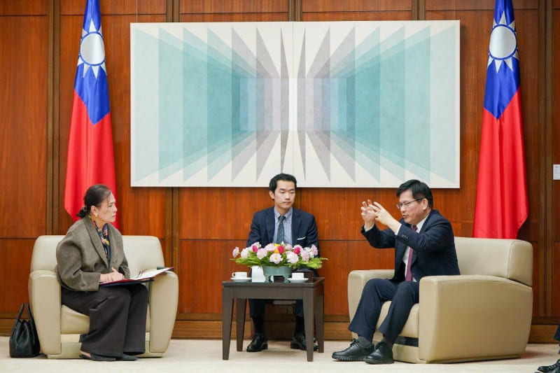 外交部長林佳龍與新任主席暨駐台代表彭科蓉（Corazon A. Padiernos）交談情形。