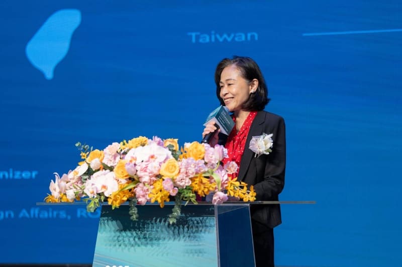 外交部國際合作及經濟事務司司長連玉蘋在「臺菲智慧港務論壇」開幕致詞。