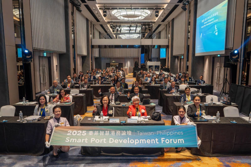 「臺菲智慧港務論壇」會場合影。