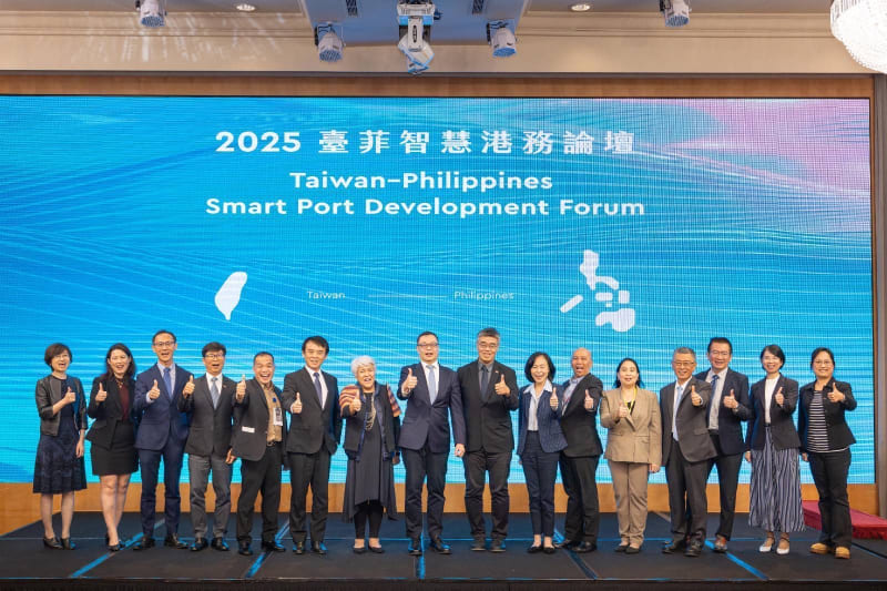 Deputy Foreign Minister Chen Ming-chi (eighth left) is joined by officials and business representatives at a Taiwan-Philippines Smart Port Development Forum banquet Dec. 9 in Kaohsiung City. (MOFA)