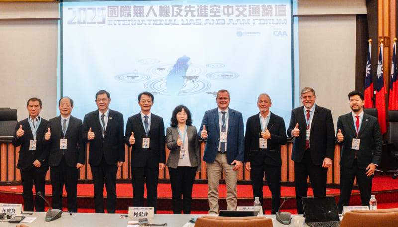 Ho Shu-ping, MOTC Civil Aviation Administration director general (center) and guest speakers give the thumbs up sign at the 2025 International UAS and AAM Forum Dec. 16 in Taipei City. (Courtesy of MOTC)