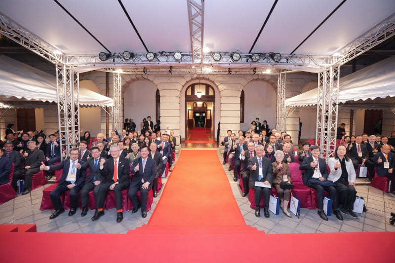 外交部長林佳龍與2025外交之友合影。