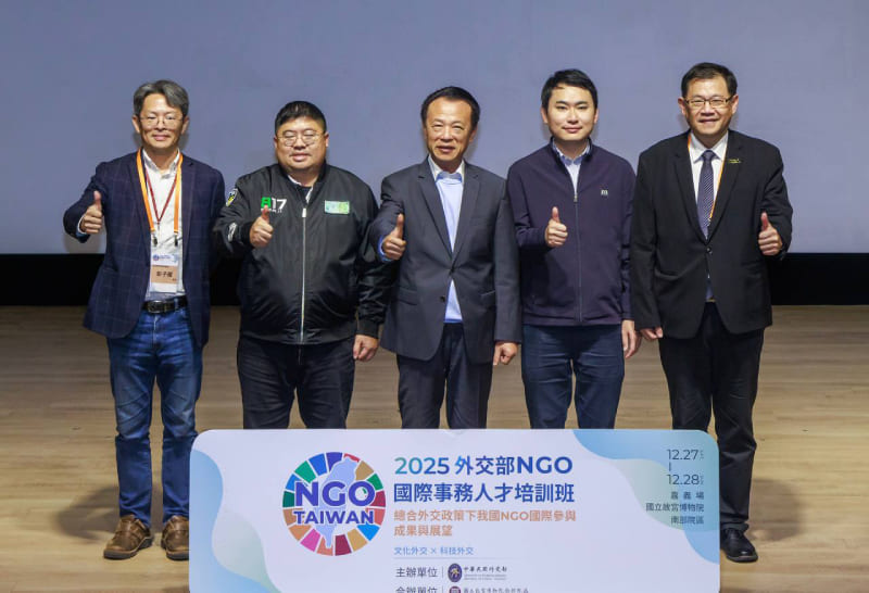 嘉義縣長翁章梁（中）、立法委員蔡易餘（左二）、陳冠廷（右二）、外交部非政府組織國際事務會執行長江振瑋（右一）、故宮博物院南部院區處長彭子程（左一）出席培訓班開幕式。