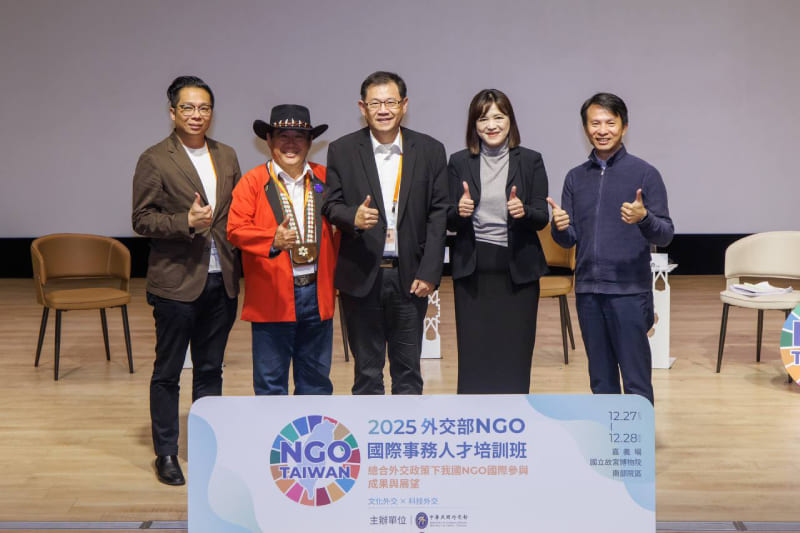 嘉義縣文化觀光局長徐佩鈴（右二）主持「旅遊外交」座談會，與英迪格酒店經理楊智男（左一）、優遊吧斯董事長鄭虞坪（左二）及雄獅旅遊總經理王岳聰（右一）交流台灣發展旅遊外交的願景。