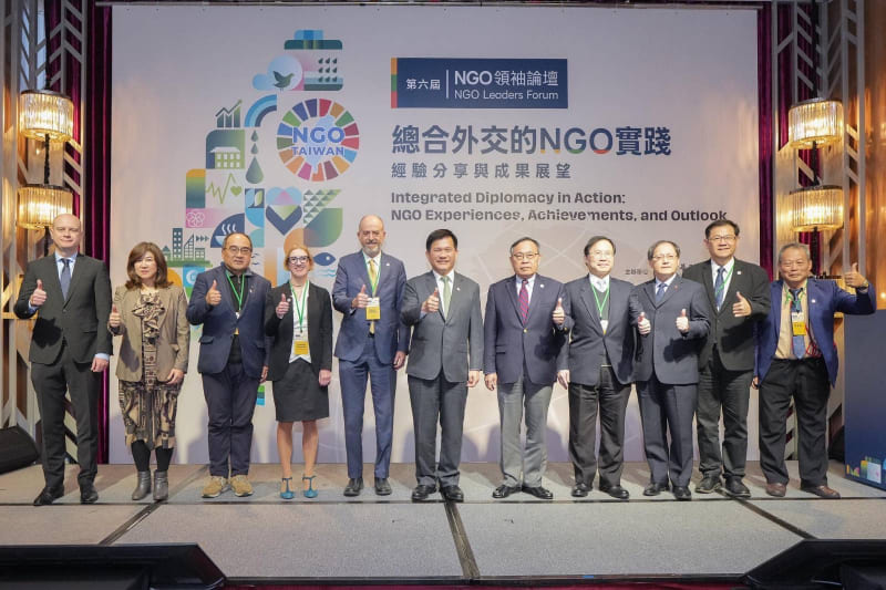 外交部長林佳龍與「經濟外交」場次講者及貴賓合影（由左至右：波蘭臺北辦事處處長雅努什．畢爾斯基（Janusz Henryk Bilski）、大肚山產業創新基金會執行長廖紫岑、中華民國全國工業總會秘書長呂正華、WeWorld處長碧琪奈莉（Stefania Piccinelli）、主席奇耶薩拉、外交部長林佳龍、中華民國國際經濟合作協會理事長呂桔誠、台灣區電機電子工業同業公會秘書長林全能、中華民國對外貿易發展協會秘書長王熙蒙、外交部非政府組織國際事務會執行長江振瑋、公民監督國會聯盟理事長謝東儒）。