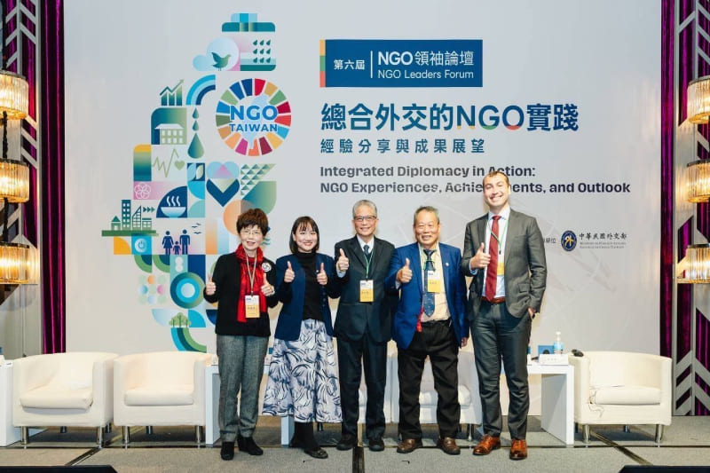 「價值外交」場次講者合影（由左至右：台灣民主基金會執行長廖達琪、財團法人國際合作發展基金會副秘書長謝佩芬、佛教慈濟慈善基金會副執行長熊士民、公民監督國會聯盟理事長謝東儒及美國國際共和研究所（IRI）在台計畫主任歐睿思（Christopher Olsen））。