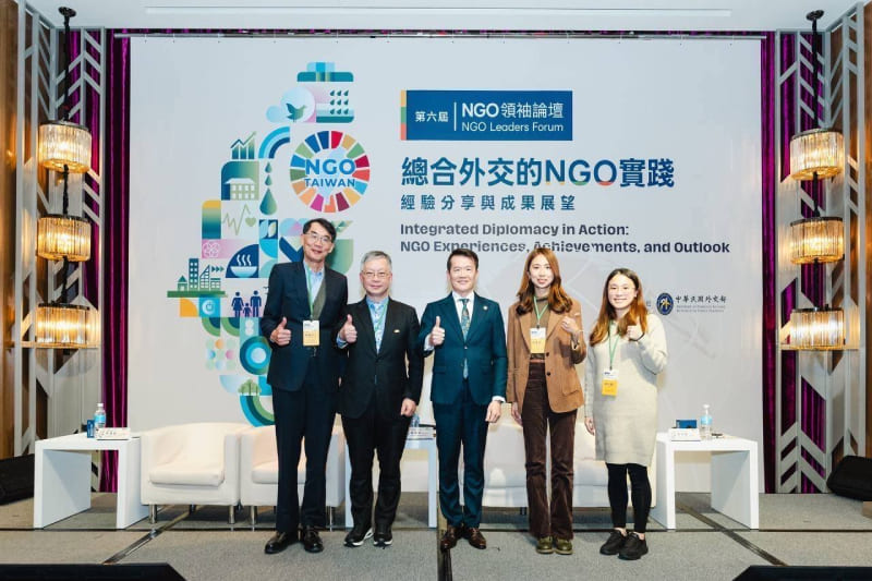 「同盟外交」場次講者合影（由左至右：科技、民主與社會研究中心召集人陳東升、前國家安全會議諮詢委員李漢銘、外交部非政府組織國際事務會副執行長康嘉棋、台灣數位外交協會創辦人郭家佑及開放文化基金會執行長李欣穎）。