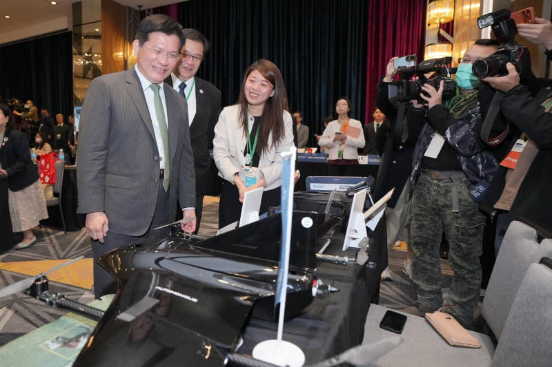 外交部長林佳龍參觀無人機展示攤位。