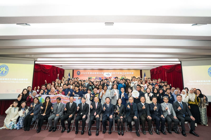 外交部常務次長葛葆萱（前排右七）與五校、駐台機構代表及專班學員合影。