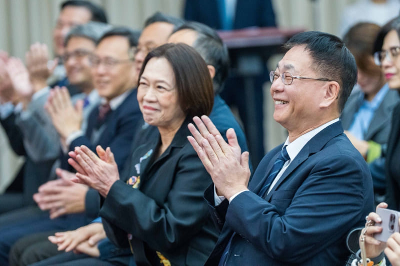 外交部常務次長葛葆萱（右一）與各校副校長於「部長獎」獲獎生發表感言後鼓掌勉勵。