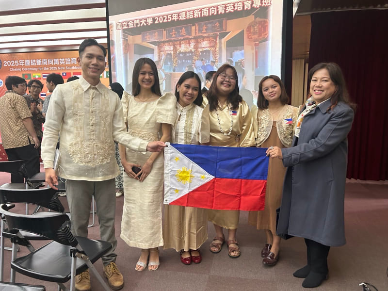 菲律賓學員與菲律賓駐台人員合影。