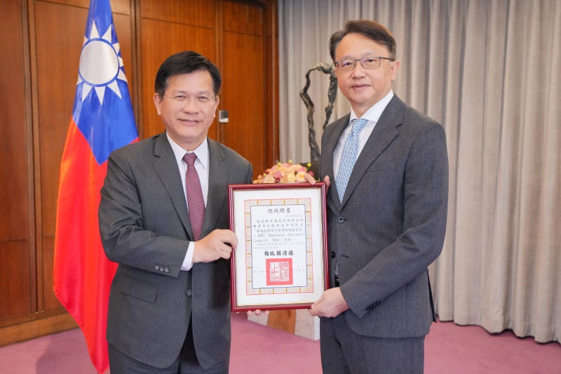 外交部長林佳龍頒贈總統聘書予宏碁公司陳俊聖董事長。