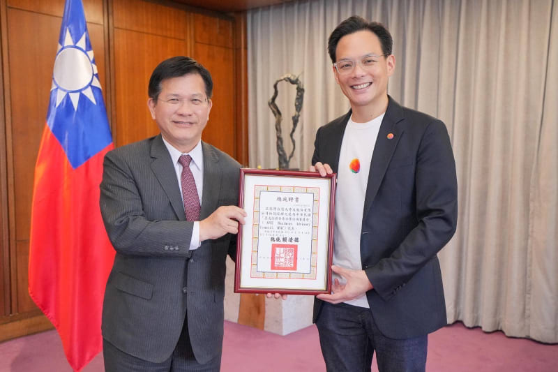 外交部長林佳龍頒贈總統聘書予台灣大哥大林之晨總經理。