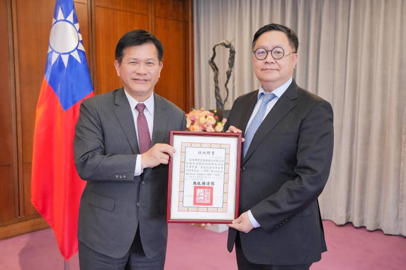 外交部長林佳龍頒贈總統聘書予廣達電腦張嘉淵技術長。