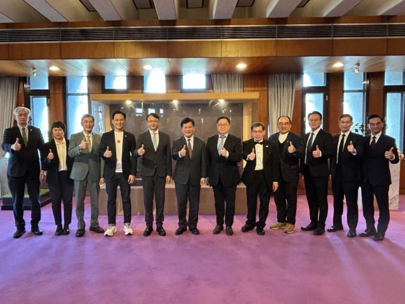 外交部長林佳龍（左六）與「亞太經濟合作」（APEC）企業諮詢委員會（ABAC）代表－宏碁公司陳俊聖董事長（左五）、台灣大哥大林之晨總經理（左四）、廣達電腦張嘉淵技術長（右六）及其他與宴貴賓合影。