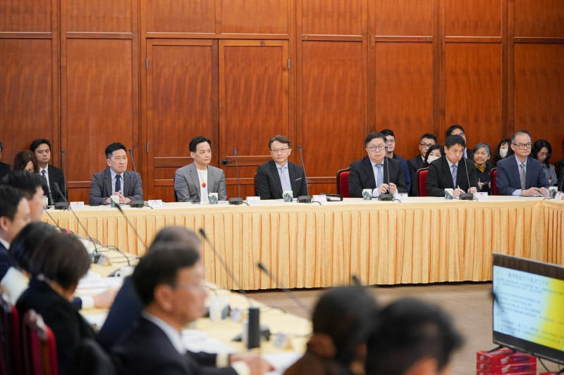 我國三位「亞太經濟合作」（APEC）企業諮詢委員會（ABAC）代表（宏碁公司董事長陳俊聖、台灣大哥大總經理林之晨及廣達電腦技術長張嘉淵）與會。