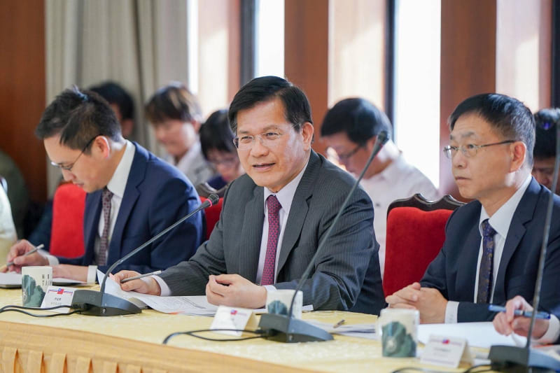 Foreign Minister Lin Chia-lung (center) hosts the interministerial strategic group meeting for Taiwan’s participation in the Asia-Pacific Economic Cooperation group Jan. 16 at the Ministry of Foreign Affairs headquarters in Taipei City. (MOFA)
