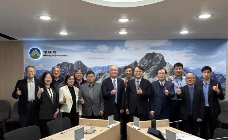 Deputy Environment Minister Hsieh Yein-rui (front, third right), Deputy Health Minister Chuang Jen-hsiang (front, second right) and participating specialists give the thumbs-up during the second advisory meeting on air pollution and health Jan. 16 in Taipei City. (Courtesy of MOENV)