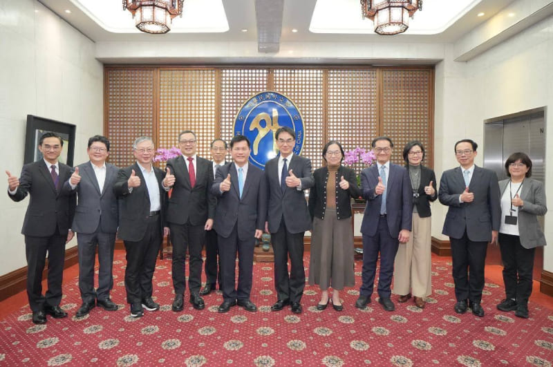 外交部長林佳龍、數發部長林宜敬、外交部政務次長陳明祺、數發部政務次長侯宜秀、外交部諮詢委員李漢銘教授等與兩部主管合影。
