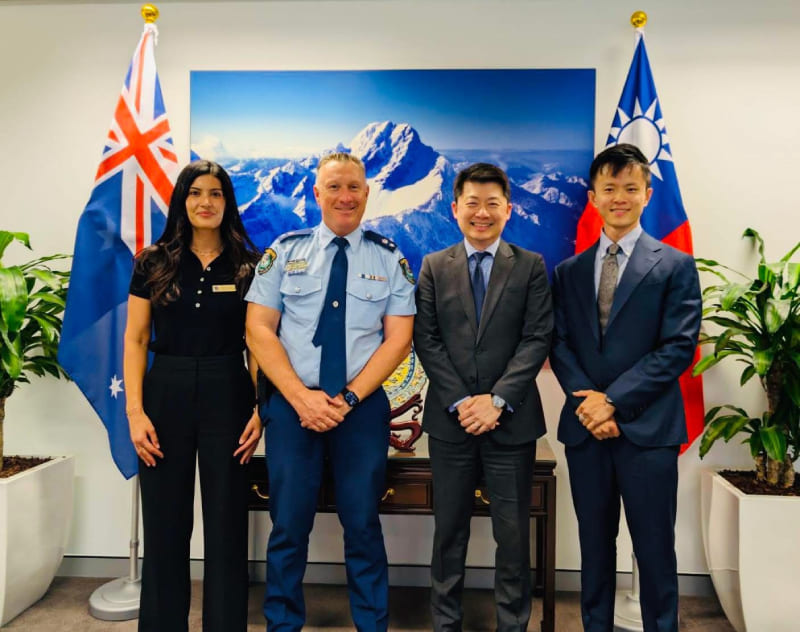 吳正偉處長(右2)會晤雪梨市代理警局局長Paul Dunstan(左2)