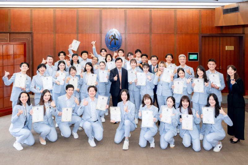 外交部長林佳龍頒發證書予2025年國際青年大使並合影。