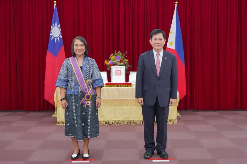 Minister Lin confers the Order of Brilliant Star with Grand Cordon on Secretary General Velicaria-Garafil on behalf of the government of Taiwan.