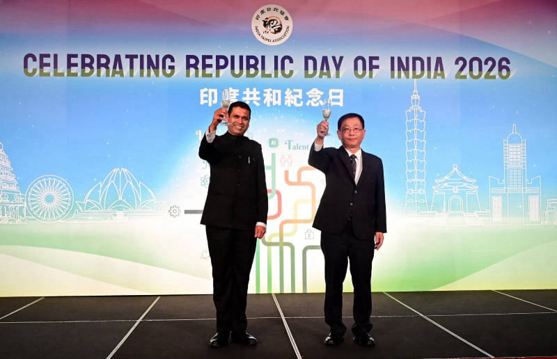 外交部常務次長葛葆萱（右）與「印度台北協會」（ITA）會長德寧瀚（Ninad Deshpande，左）共同舉杯祝賀。