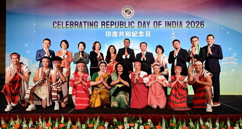 外交部常務次長葛葆萱夫婦（後排右五及右四）與「印度台北協會」（ITA）會長德寧瀚（Ninad Deshpande）夫婦（後排左六及左五）、與會貴賓及表演人員合影。