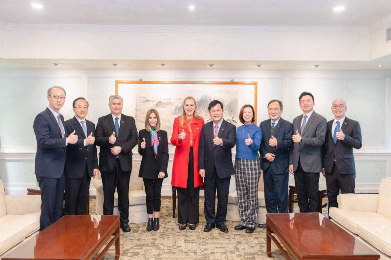 外交部長林佳龍（右五）與巴拉圭衛生部長芭蘭（María Teresa Barán，左五）及國際關係司司長亞瑪莉亞（Adriana Amarilla，左四）等與會貴賓合影。