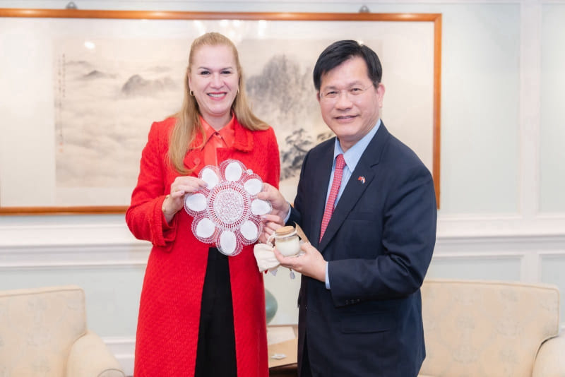 Minister Barán (left) presents traditional Paraguayan spider lace (ñandutí) to Minister Lin (right).
