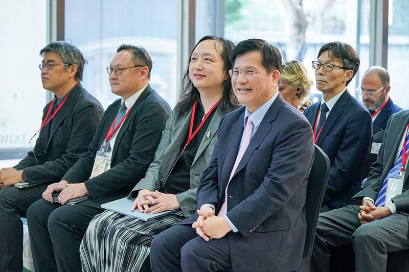 外交部長林佳龍（右一）、無任所大使唐鳳（右二）、高雄市副市長李懷仁（左一）及台中市副市長鄭照新（左二）。