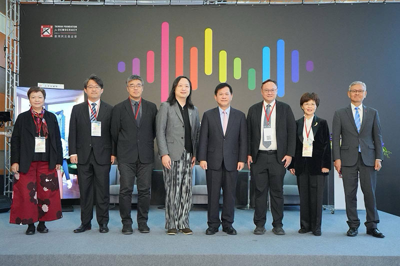 外交部長林佳龍（右四）與無任所大使唐鳳（左四）、高雄市副市長李懷仁（左三）、台中市副市長鄭照新（右三）及臺灣民主基金會執行長廖達琪（右二）、副執行長李光章（右一）、副執行長盧業中（左二）、副執行長鄭純宜（左一）合影。