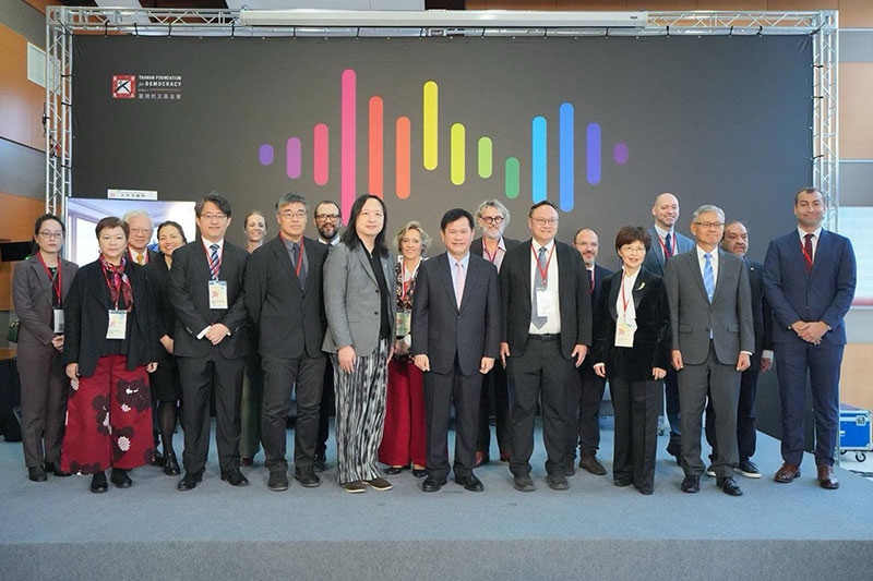 外交部長林佳龍與本次國際論壇與談人及訪貴賓等合影。