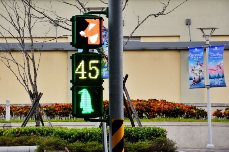 桃園市、歩行者用信号機の「小緑人」がペンギンに！ : Taiwan Today