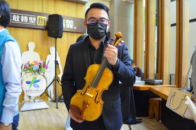 曽文ダムの流木で作ったバイオリン、独特の音色奏でる Taiwan Today