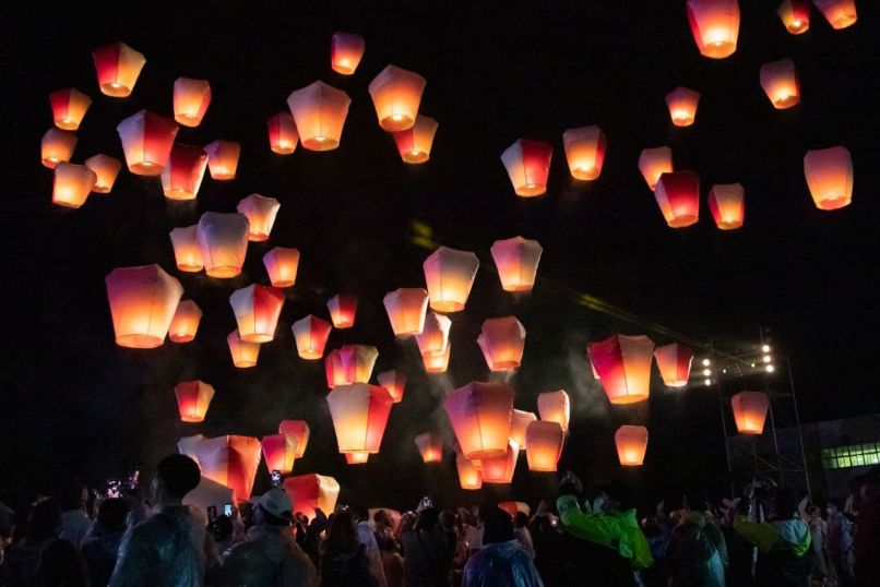 新北市平渓、無数のスカイランタンが夜空に舞う : Taiwan Today